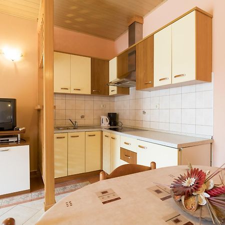 Apartments Kori Funtana Extérieur photo