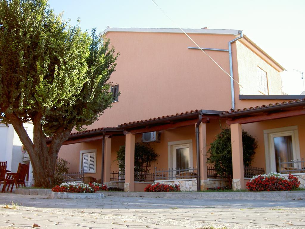 Apartments Kori Funtana Chambre photo