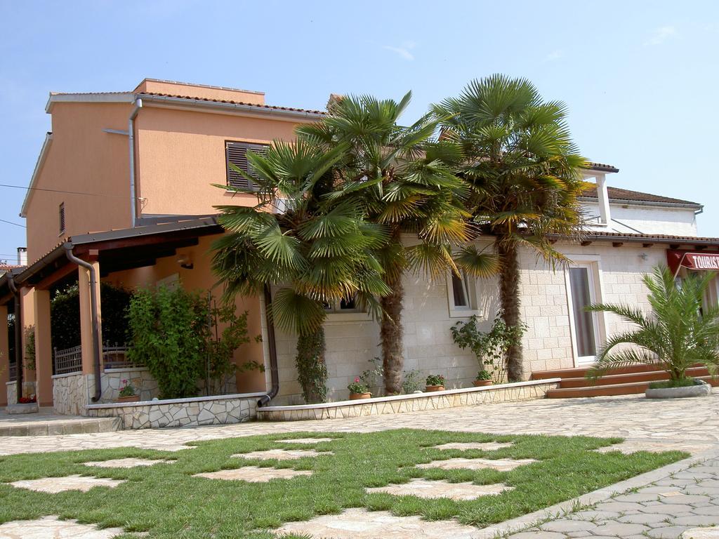 Apartments Kori Funtana Extérieur photo