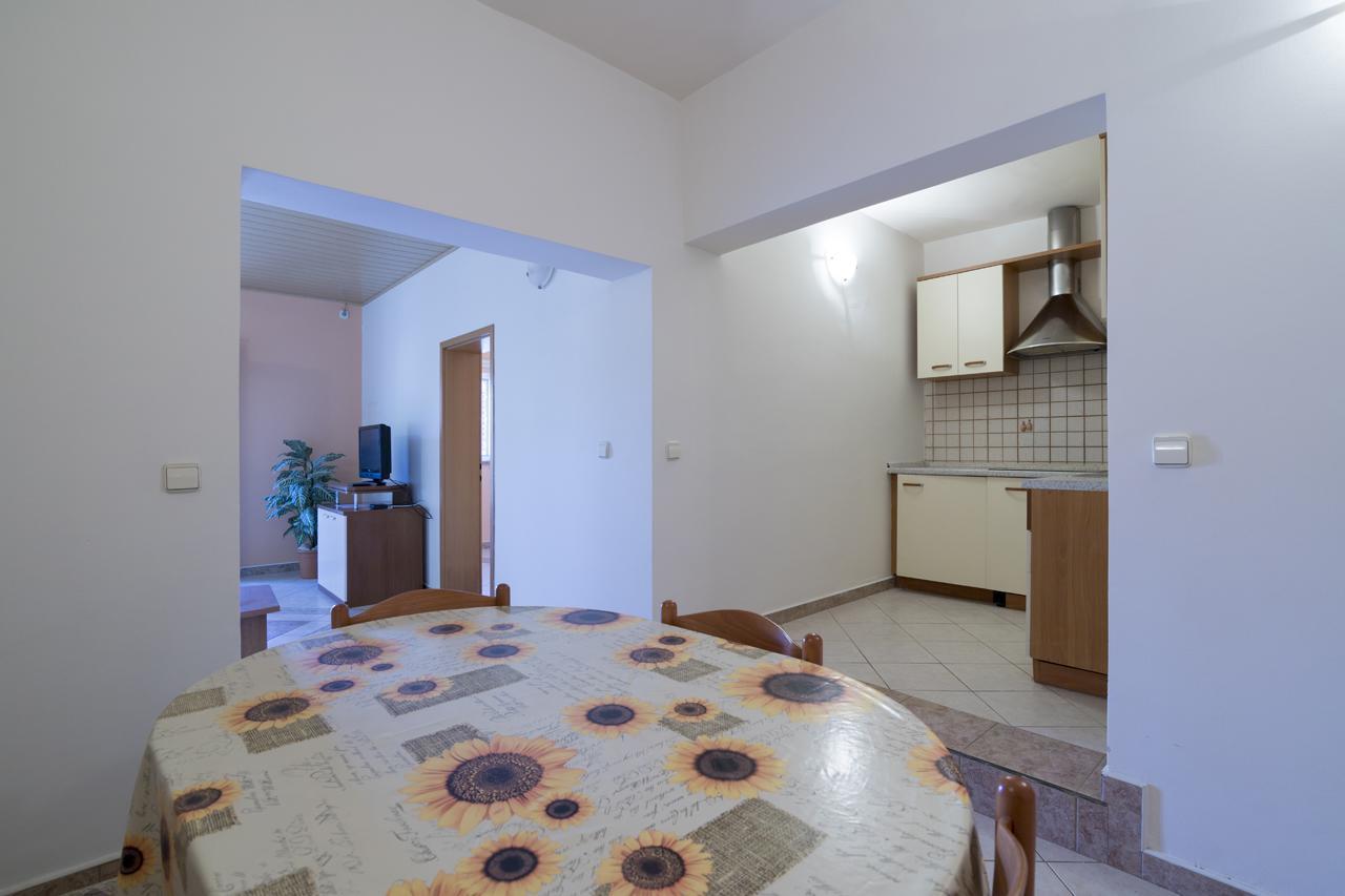 Apartments Kori Funtana Extérieur photo