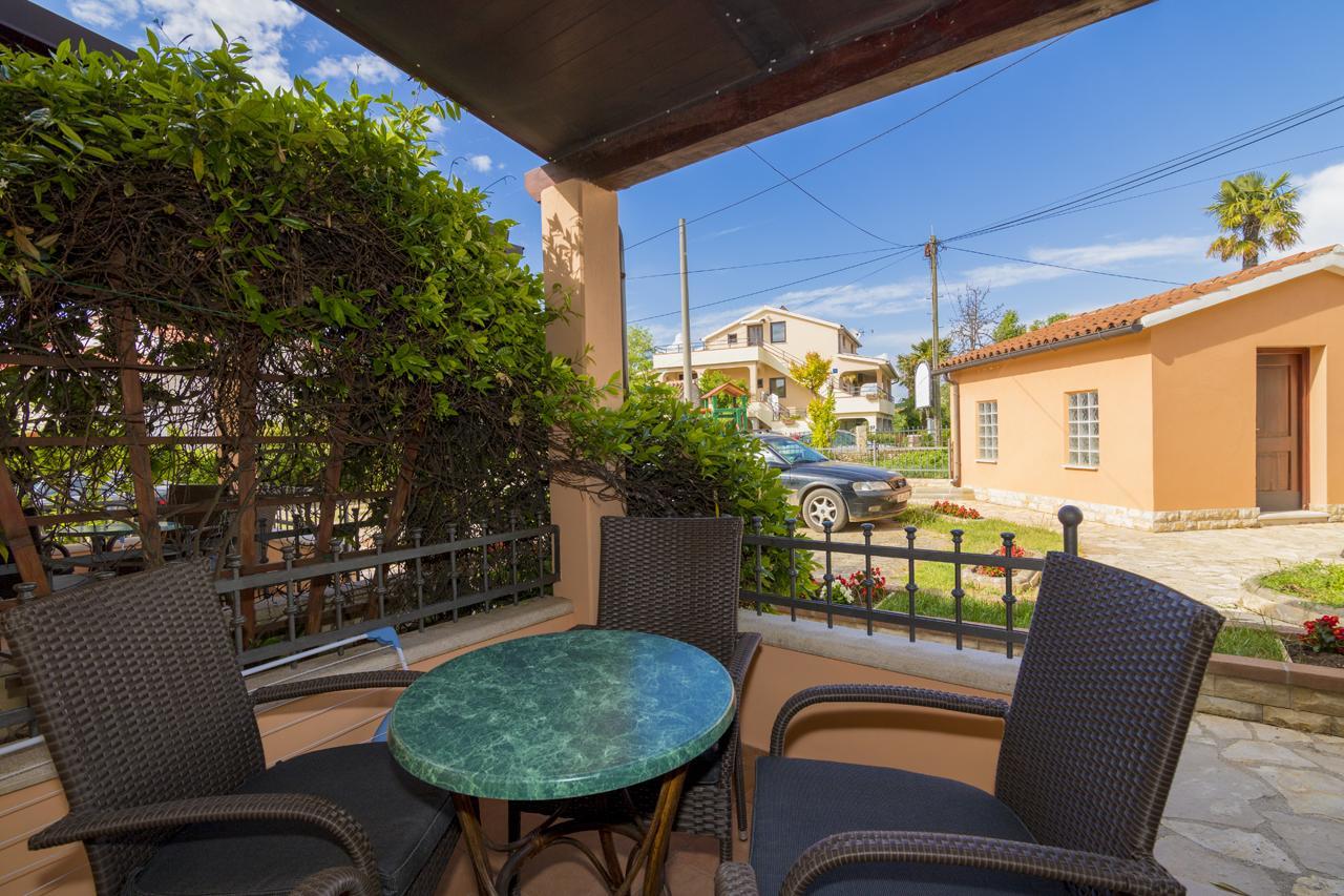 Apartments Kori Funtana Extérieur photo