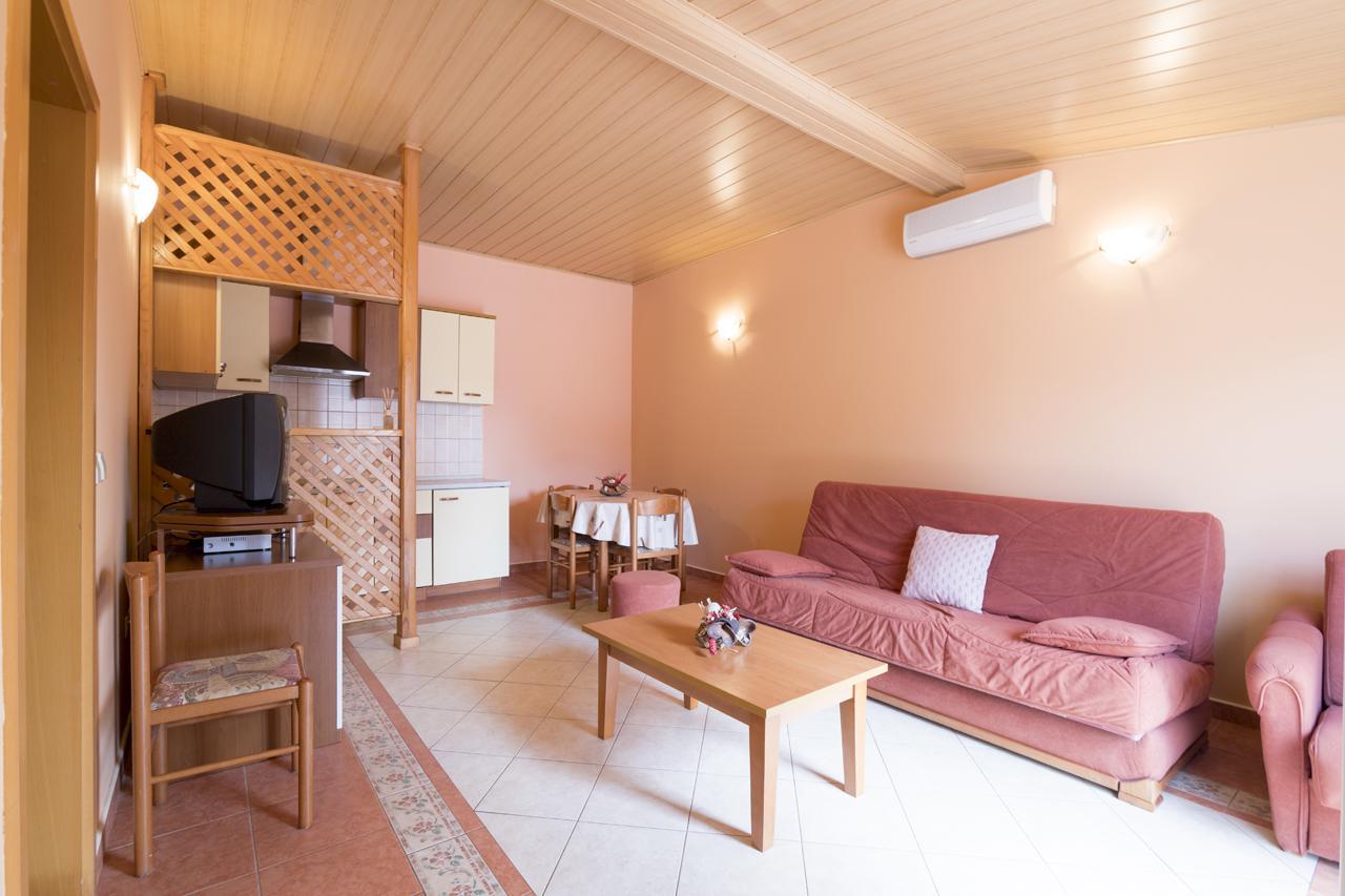 Apartments Kori Funtana Extérieur photo